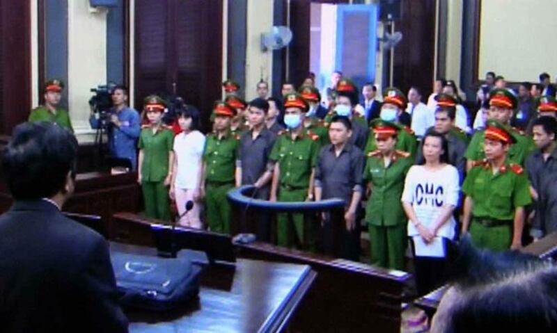 Quang cảnh phiên tòa, ngày 27/12/17 xét xử nhóm 16 người bị cáo buộc dùng bom xăng tấn công tại Sân bay Tân Sơn Nhất.